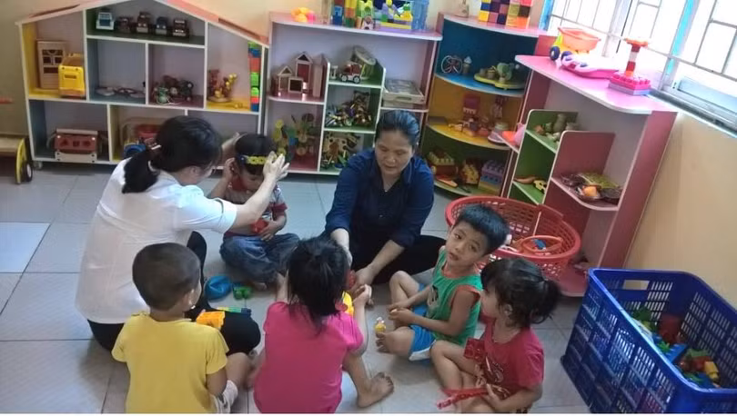 Là người tình nguyện chăm sóc trẻ nhưng chị Luyến (áo xanh) làm đủ mọi việc, đóng đủ các vai. Khi thì nấu ăn, dọn dẹp, giặt giũ, vệ sinh; khi thì trồng rau, chăn nuôi, rồi thì trực tiếp hướng dẫn các cháu làm những việc phù hợp với lứa tuổi,