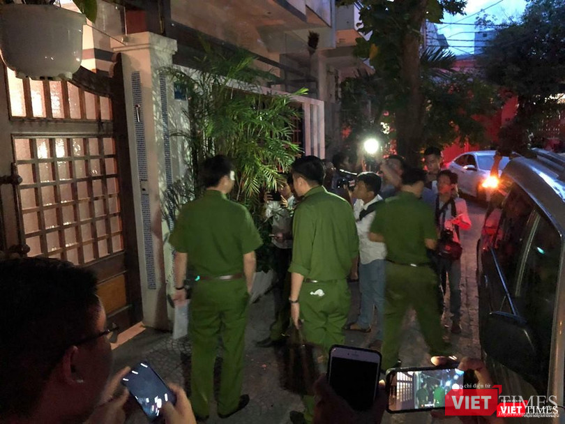 Nhà chức trách tiến hành hoạt động khám xét chỗ ở của bị can Đào Tấn Bằng - nguyên Phó Chánh Văn phòng UBND Tp. Đà Nẵng. (Ảnh: Hồ Xuân Mai)