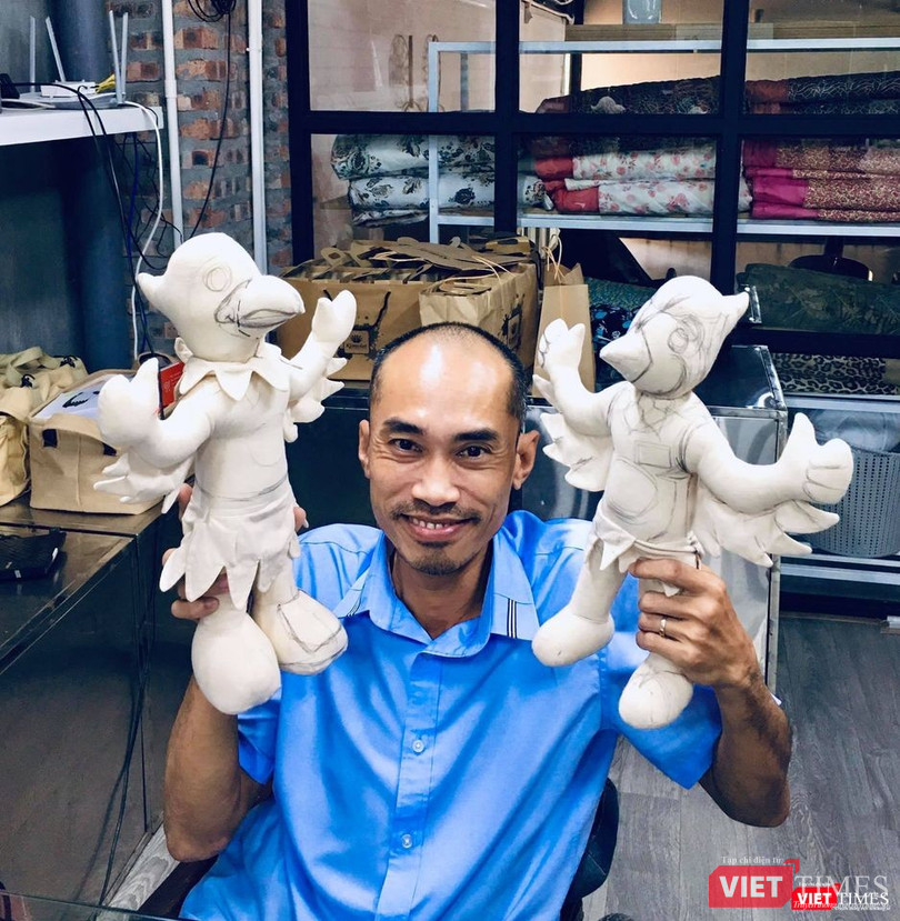 Anh Phạm Việt Hoài - Chủ tịch HĐQT Công ty Kym Việt - và các sản phẩm đang hoàn thiện. Anh Phạm Việt Hoài - Chủ tịch HĐQT Công ty Kym Việt - và các sản phẩm đang hoàn thiện.