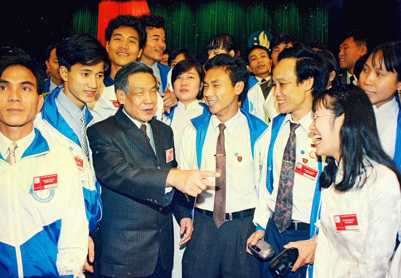 "Dễ trăm lần không dân cũng chịu, khó vạn lần dân liệu cũng xong".