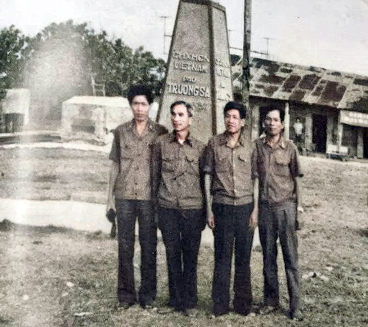 Nguyên Tổng Bí thư Lê Khả Phiêu trong chuyến thăm Trường Sa tháng 4/1992 khi ông là Bí thư T.Ư Đảng, Trung tướng - Chủ nhiệm Tổng cục Chính trị Quân đội nhân dân Việt Nam (thứ hai từ phải qua). (Ảnh Trung tướng Nguyễn Mạnh Đẩu, nguyên Chính ủy Tổng cục Kỹ thuật (Bộ Quốc phòng), nguyên Cục trưởng Cục Chính sách, Tổng cục Chính trị cung cấp)- Ảnh Dân Việt.