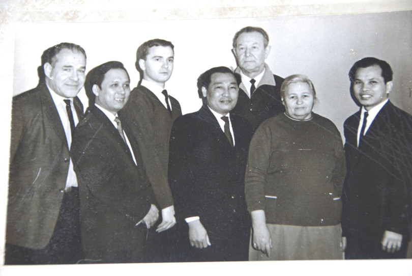 Bác sĩ Điều cùng với các chuyên gia Liên Xô - Ảnh do BS Điều cung cấp. Bác sĩ Điều cùng với các chuyên gia Liên Xô - Ảnh do BS Điều cung cấp.