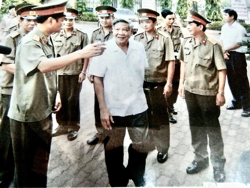 Nguyên Tổng Bí thư Lê Khả Phiêu trong chuyến thăm tới Bảo Tàng Công binh.