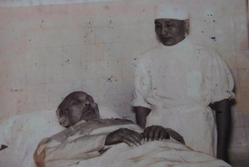 BS Lê Điều bên thi hài Bác (ảnh chụp chiều muộn 2-9-1969)- Ảnh BS Điều cung cấp. BS Lê Điều bên thi hài Bác (ảnh chụp chiều muộn 2-9-1969)- Ảnh BS Điều cung cấp.