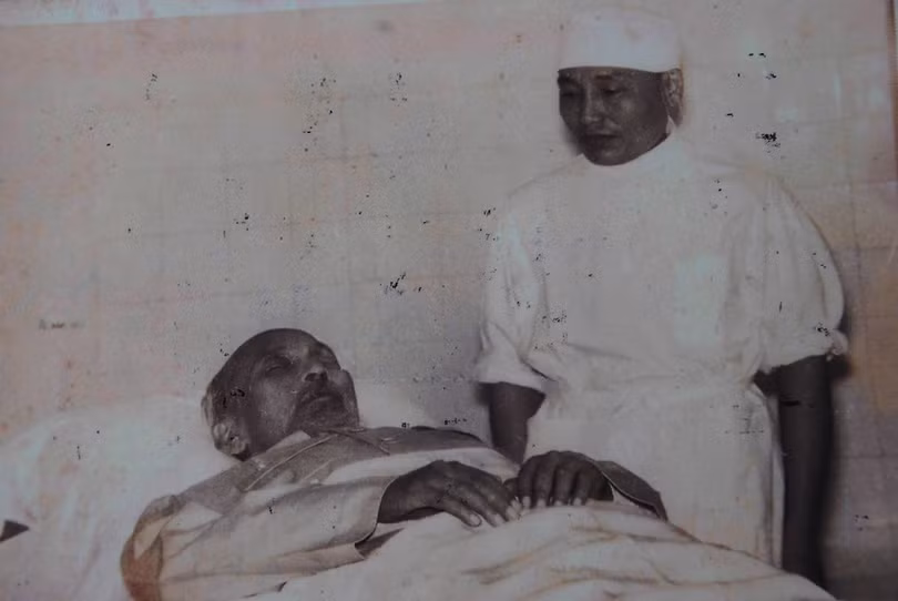 BS Lê Điều bên thi hài Bác (ảnh chụp chiều muộn 2-9-1969)- Ảnh BS Điều cung cấp.