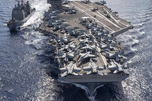 Tàu sân bay Ronald Reagan và tàu tuần dương Chancellorsville ở biển Đông. Ảnh U.S. Navy.