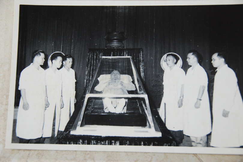 Sáu thành viên trong tổ công tác đặc biệt bên Bác (chụp chiều muộn ngày 2-9-1969)- Ảnh do GS Điều cung cấp. Sáu thành viên trong tổ công tác đặc biệt bên Bác (chụp chiều muộn ngày 2-9-1969)- Ảnh do GS Điều cung cấp.