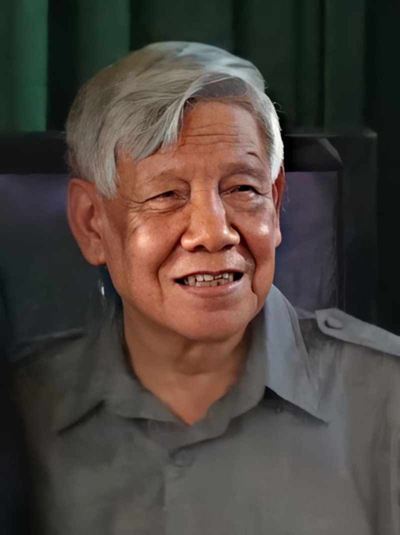 "Tổng bí thư Lê Khả Phiêu có nguồn gốc nông dân, ông không cần phải cố gắng để thuộc về nhân dân, ông đã thuộc về nhân dân ngay từ đầu rồi"- Nguyễn Trần Bạt.