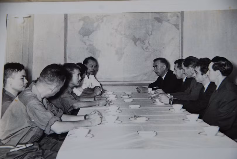 Hai tổ công tác Việt Xô trong buổi làm việc.