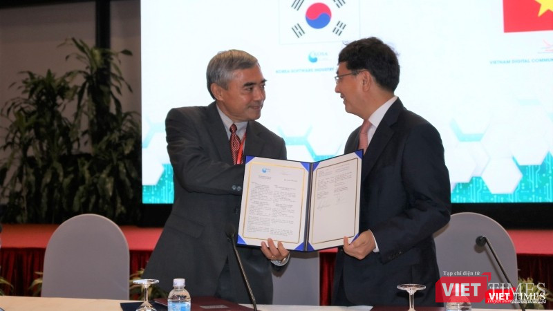 Chủ tịch VDCA Nguyễn Minh Hồng và Chủ tịch KOSA Lee Hong Goo bắt tay sau khi ký kết Chủ tịch VDCA Nguyễn Minh Hồng và Chủ tịch KOSA Lee Hong Goo bắt tay sau khi ký kết