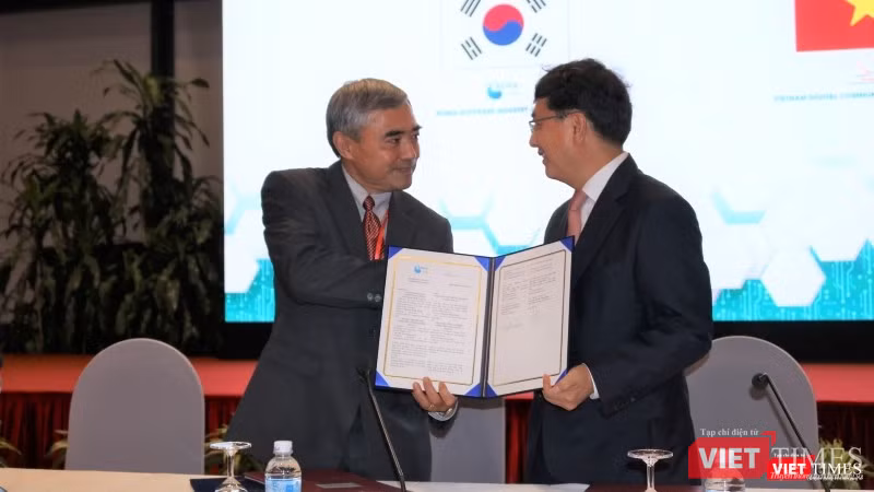 Chủ tịch VDCA Nguyễn Minh Hồng và Chủ tịch KOSA Lee Hong Goo bắt tay sau khi ký kết Chủ tịch VDCA Nguyễn Minh Hồng và Chủ tịch KOSA Lee Hong Goo bắt tay sau khi ký kết