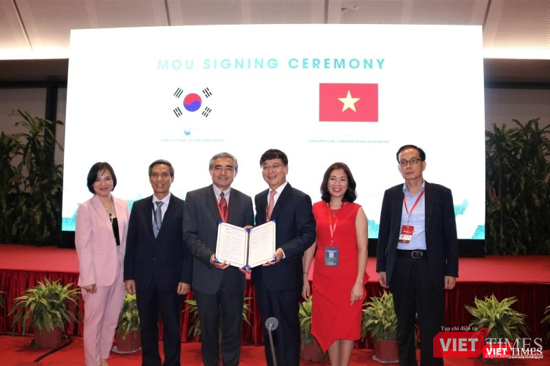 Đại diện hai bên chụp ảnh kỷ niệm sau lễ ký kết. Đại diện hai bên chụp ảnh kỷ niệm sau lễ ký kết.