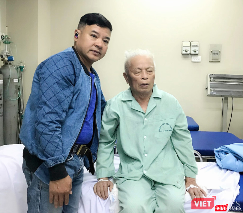 Sau khi phẫu thuật 30 phút, cụ ông Lê H.Đ đã có thể ngồi thẳng lưng.