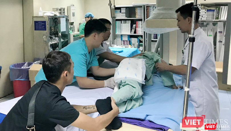Trước khi phẫu thuật, cụ ông Lê H.Đ. không thể đi lại được, các bác sĩ và người nhà phải khiêng ông tới bàn phẫu thuật.