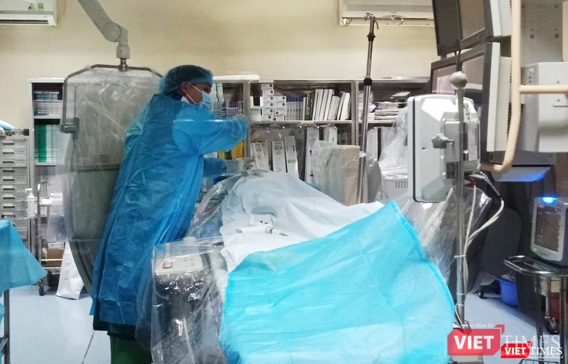 Bác sĩ Trịnh Tú Tâm thực hiện bơm xi măng sinh học cho bệnh nhân Đ.