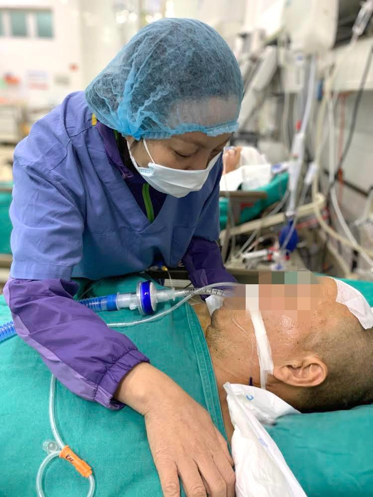 Người vợ nghẹn ngào khi biết tin anh H. - chồng chị đã chết não.