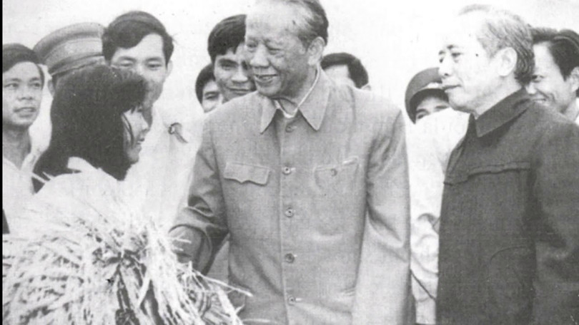 Tổng bí thư Lê Duẩn, người đứng đầu Đảng ta, đã lãnh đạo nhân dân ta thực hiện lời Bác dạy: "Đánh cho Mỹ cút, đánh cho Ngụy nhào". Tổng bí thư Lê Duẩn, người đứng đầu Đảng ta, đã lãnh đạo nhân dân ta thực hiện lời Bác dạy: "Đánh cho Mỹ cút, đánh cho Ngụy nhào".