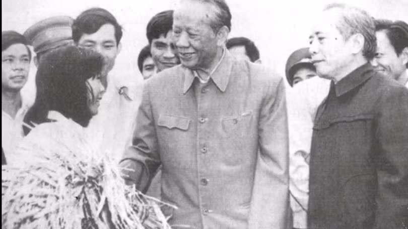 Tổng bí thư Lê Duẩn, người đứng đầu Đảng ta, đã lãnh đạo nhân dân ta thực hiện lời Bác dạy: "Đánh cho Mỹ cút, đánh cho Ngụy nhào".