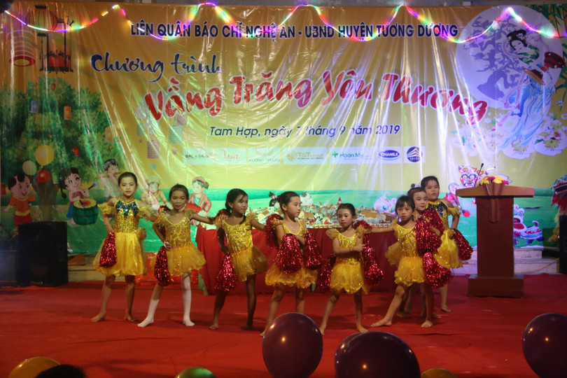 Tiết mục múa đặc sắc của các em học sinh trường cấp 1 xã Tam Hợp.