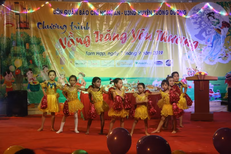 Tiết mục múa đặc sắc của các em học sinh trường cấp 1 xã Tam Hợp.