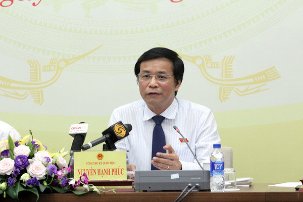 "Đoàn này không thuộc thành phần đoàn công tác của QH Việt Nam mà là đoàn của diễn đàn đề nghị đi nhờ chuyên cơ, sang bên kia toàn bộ sinh hoạt đi lại, ăn ở khách sạn đều do Bộ KH&ĐT lo. Khi về thì họ đi nhờ về", ông Nguyễn Hạnh Phúc, Tổng thư ký QH khẳng định.