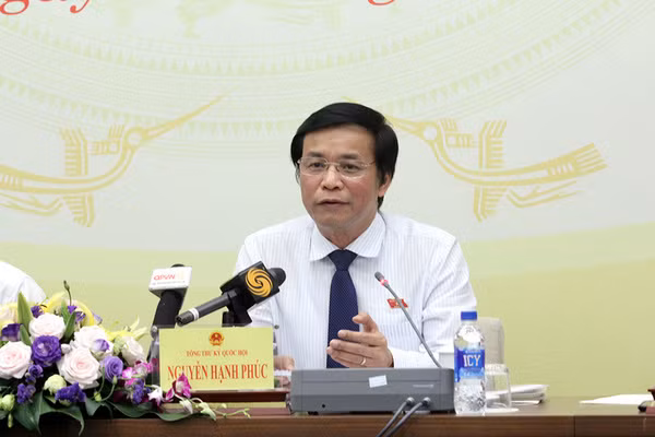 "Đoàn này không thuộc thành phần đoàn công tác của QH Việt Nam mà là đoàn của diễn đàn đề nghị đi nhờ chuyên cơ, sang bên kia toàn bộ sinh hoạt đi lại, ăn ở khách sạn đều do Bộ KH&ĐT lo. Khi về thì họ đi nhờ về", ông Nguyễn Hạnh Phúc, Tổng thư ký QH khẳng định.