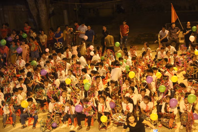 Đêm trung thu ở xã biên giới thu hút hơn 300 học sinh và đoàn viên tham gia.