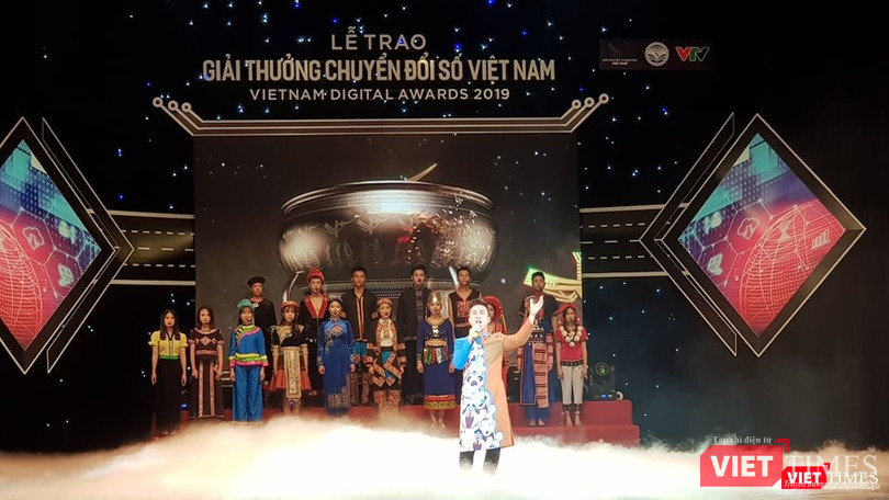 Sự kiện mở màn bằng tiết mục Lời ru Âu Lạc, do Tốp ca nam nữ và múa Trường ĐH Nghệ thuật Quân đội biểu diễn