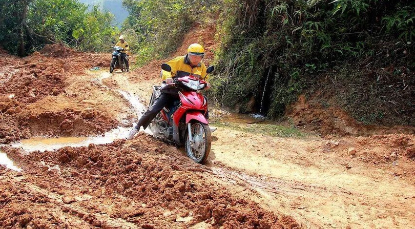 Các nhân viên Bưu điện không quản ngại nắng mưa, đi ghi nhận thông tin để Vmap hiển thị địa chỉ chi tiết tới từng số nhà, dù ở thành thị hay nông thôn, miền núi, vùng sâu, vùng xa. Ảnh: KM.