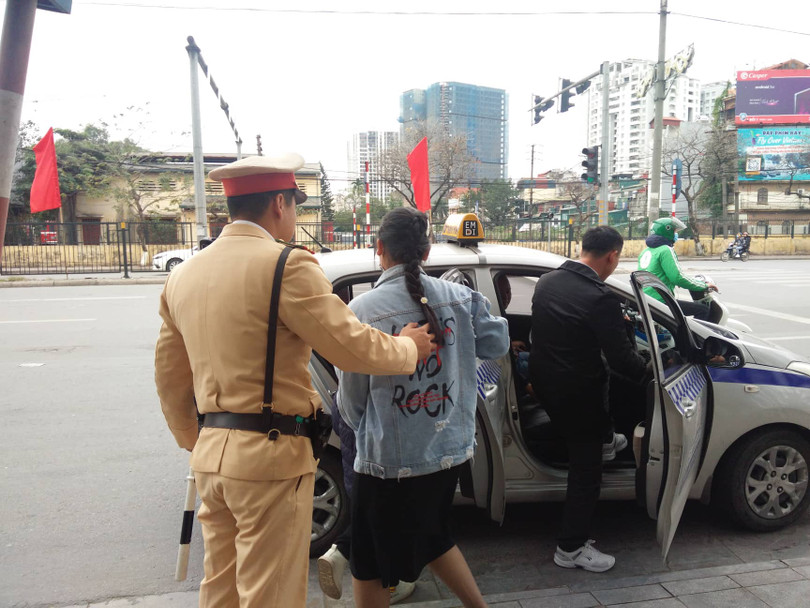CSGT gọi taxi để bố con anh Hoàng Văn Cường tiếp tục du xuân. Ảnh: Hiệp Bình
