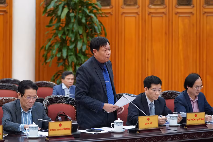 Thứ trưởng Bộ Y tế Đỗ Xuân Tuyên báo cáo cập nhật về tình hình dịch nCoV trên thế giới và tại Việt Nam. Ảnh: VGP