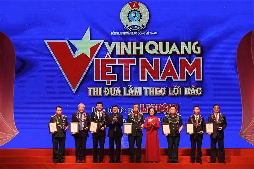 Bà Trương Thị Mai và ông Bùi Văn Cường (Chủ tịch Tổng Liên đoàn lao động Việt Nam) trao giải thưởng cho các tập thể xuất sắc trong chương trình Vinh quang Việt Nam 2019 (Ảnh: Báo Lao động)