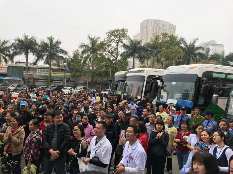 Những chuyến xe tình nghĩa đưa bệnh nhân về quê Những chuyến xe tình nghĩa đưa bệnh nhân về quê