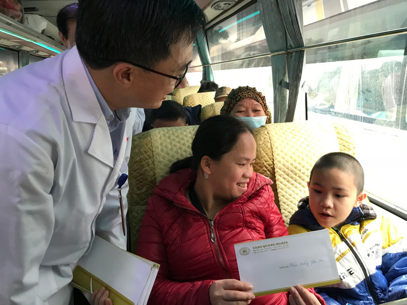 GS. Trần Văn Thuấn, GĐ BV K tiễn các bệnh nhân về quê. GS. Trần Văn Thuấn, GĐ BV K tiễn các bệnh nhân về quê.