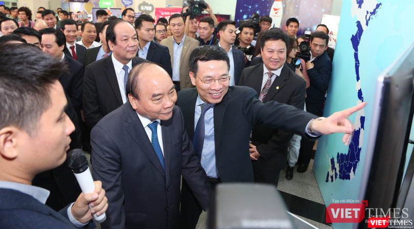 Thủ tướng Nguyễn Xuân Phúc quan sát tấm bản đồ người dùng theo thời gian thực của mạng xã hội Việt Nam Zalo.