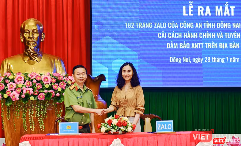 Đại tá Trần Tiến Đạt - Phó Giám đốc Công an tỉnh Đồng Nai và đại diện Dự án Zalo 4.0 ký kết hợp tác.