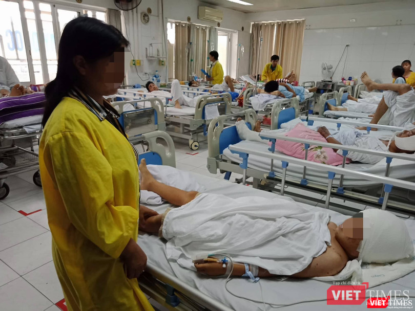 Bé trai 12 tuổi, quê Thanh Hóa và mẹ tại Bệnh viện Hữu nghị Việt Đức