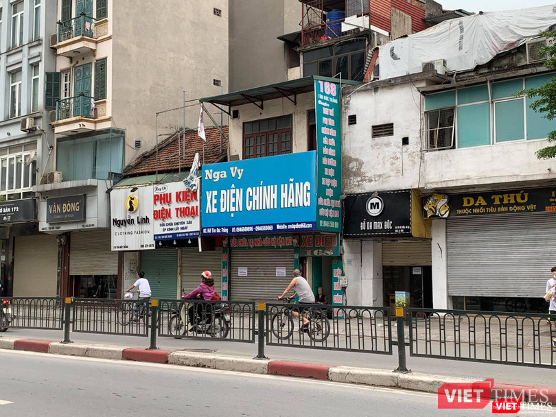 Cả dãy cửa hàng cửa hiệu trên phố Tôn Đức Thắng buộc phải đóng cửa vì dịch COVID-19. Cả dãy cửa hàng cửa hiệu trên phố Tôn Đức Thắng buộc phải đóng cửa vì dịch COVID-19.