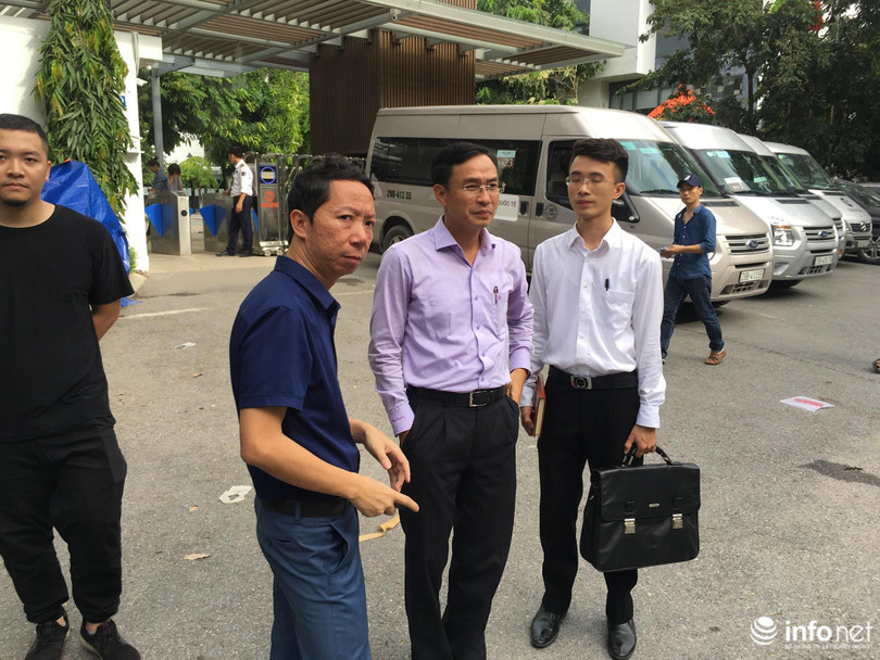 Bố của bé L. cùng luật sư tới buổi thực nghiệm hiện trường chiều 30/8 (Ảnh: Infonet)