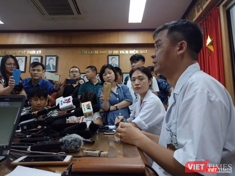 Bác sĩ Nguyễn Trung Nguyên chia sẻ về nguy cơ ngộ độc từ đám cháy Công ty Cổ phần Bóng đèn Phích nước Rạng Đông.