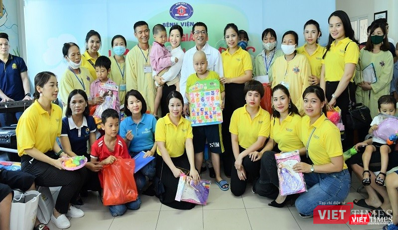 Các nhà hảo tâm, thành viên tổ chức "Lớp học hạnh phúc" tại Bệnh viện K3.