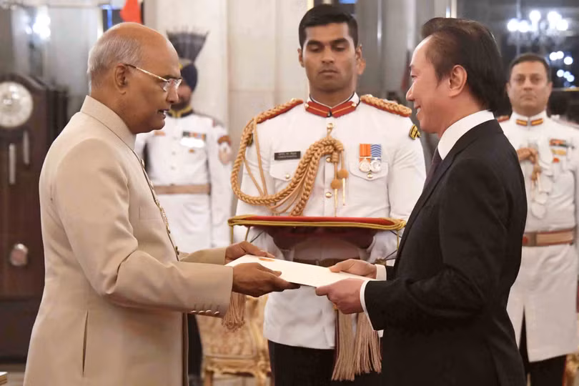 Trình quốc thư lên Tổng thống Ấn Độ Ram Nath Kovind Trình quốc thư lên Tổng thống Ấn Độ Ram Nath Kovind