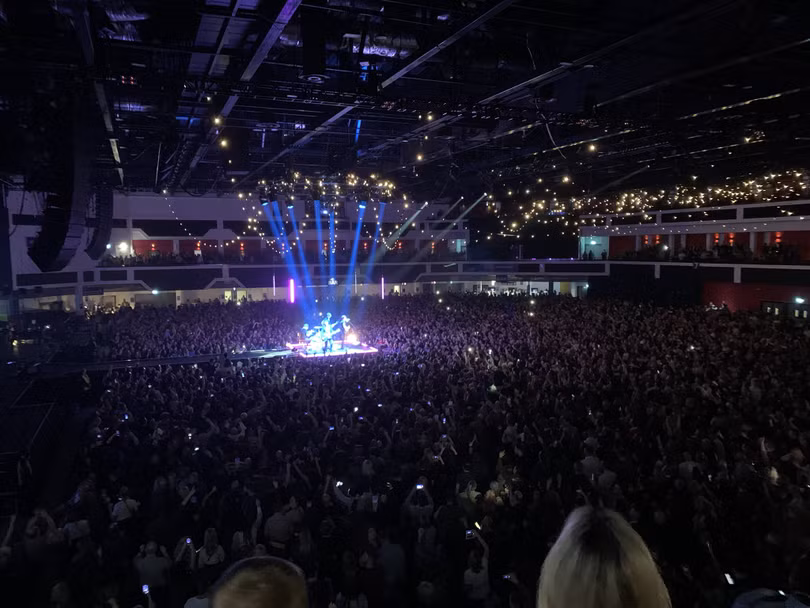 Hàng ngàn người Anh tai xứ Wales tham dự buổi hòa nhạc của ban nhạc Stereophonics ngày 15/03 (Ảnh: Twitter Stereophonics).