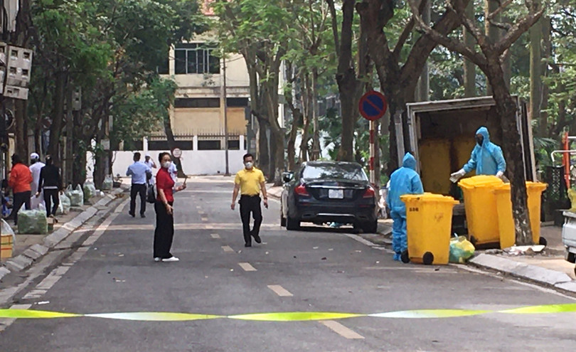 Cũng như biện pháp đã sử dụng tại Sơn Lôi (Vĩnh Phúc), bên trong khu cách ly ở Trúc Bạch liên tục được phun thuốc khử trùng. Các thùng rác trước cửa nhà dân, xe tập kết rác… được phun kỹ.