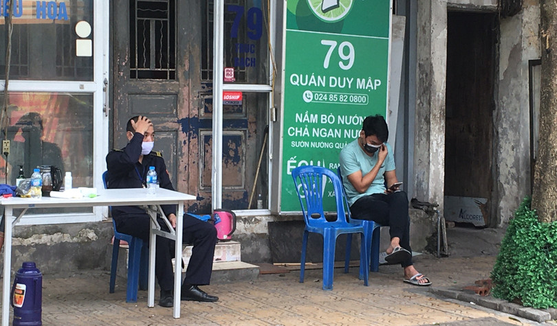 rong sáng nay, Bộ Y tế cho biết, ông N.Q.T. (61 tuổi), sống tại phường Trúc Bạch có xét nghiệm dương tính với COVID-19. Thông tin bệnh nhân COVID-19 thứ 21 là người trong phường khiến nhiều người dân trong khu cách ly thêm lo lắng.