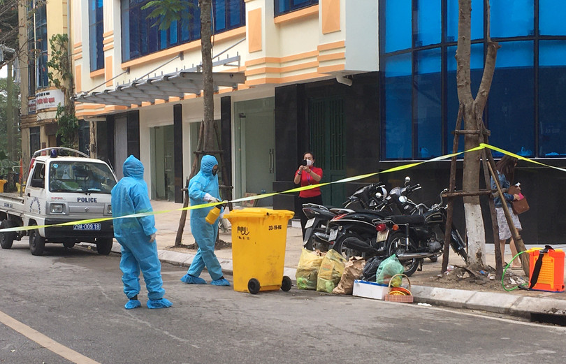 Khu vực trước đây nhiều quán hàng sầm uất, vỉa hè luôn đông đúc giờ đóng kín cửa, rất ít người bước ra đường. Nhịp sống nơi đây như chậm lại.