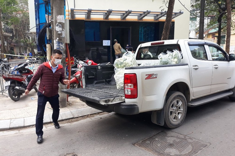 Trong sáng nay, người dân khu cách ly vẫn nhận được thực phẩm tiếp tế. Rau củ quả đóng trong các bịch ni lông được chuyển tới khu vực hàng rào cách ly.