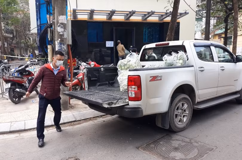 Trong sáng nay, người dân khu cách ly vẫn nhận được thực phẩm tiếp tế. Rau củ quả đóng trong các bịch ni lông được chuyển tới khu vực hàng rào cách ly.