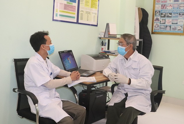 Chỉ ở quận Bắc Từ Liêm đã có 280 y tá và bác sĩ đã nghỉ hưu, cùng 600 sinh viên tình nguyện của ĐH Y tế công cộng tham gia chống dịch. Chỉ ở quận Bắc Từ Liêm đã có 280 y tá và bác sĩ đã nghỉ hưu, cùng 600 sinh viên tình nguyện của ĐH Y tế công cộng tham gia chống dịch.