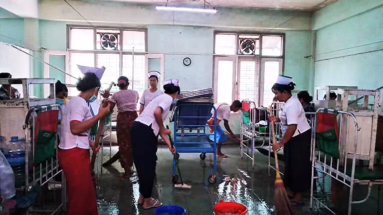 Dọn dẹp tại Bệnh viện Pathein, thị trấn Pathein để phòng chống dịch Covid-19 - Ảnh: Facebook Than Min Htut. Dọn dẹp tại Bệnh viện Pathein, thị trấn Pathein để phòng chống dịch Covid-19 - Ảnh: Facebook Than Min Htut.